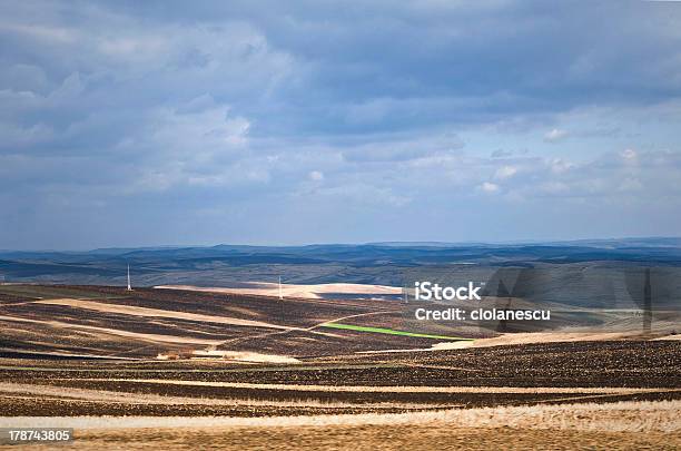 Campo Arado En Un Día Nublado De Foto de stock y más banco de imágenes de Agricultura - Agricultura, Aire libre, Azul