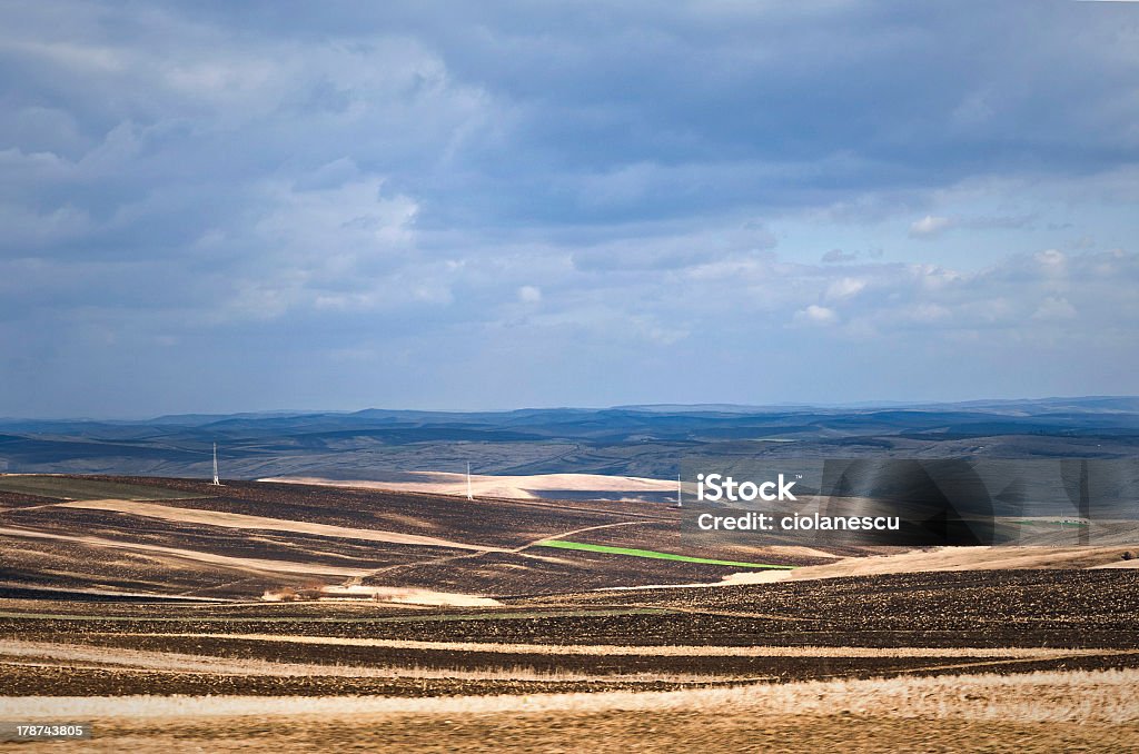 Campo arato in una giornata nuvolosa primavera - Foto stock royalty-free di Agricoltura