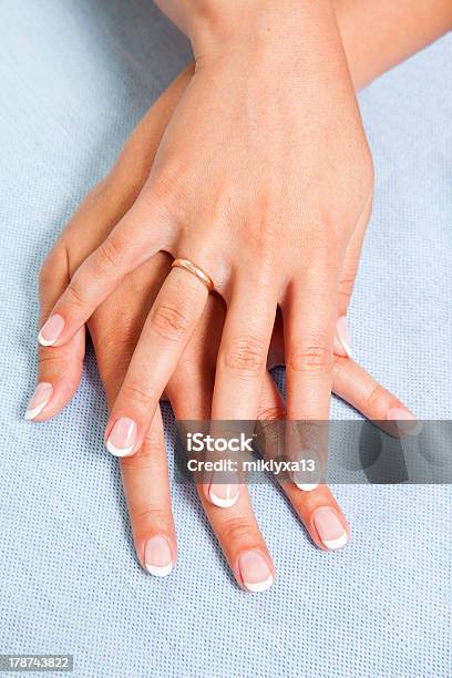 Manicure Francesa Sobre As Mãos - Fotografias de stock e mais imagens de Adulto - Adulto, Beleza, Branco