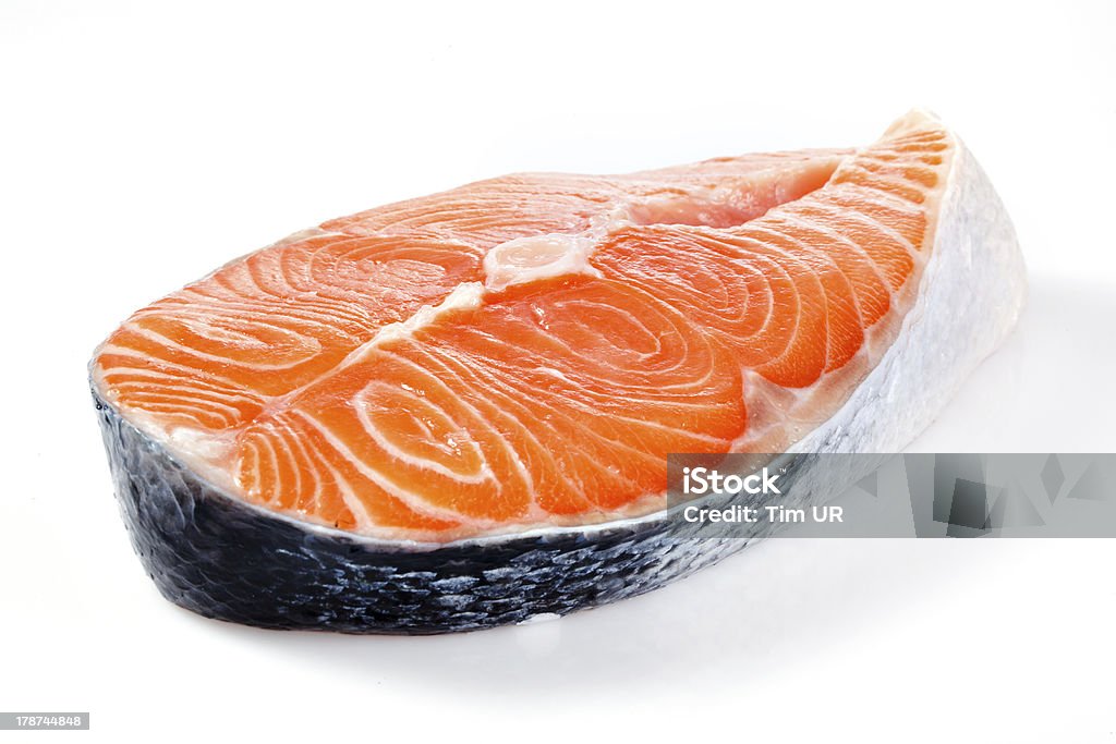 Darne de saumon sur fond blanc - Photo de Aliment cru libre de droits