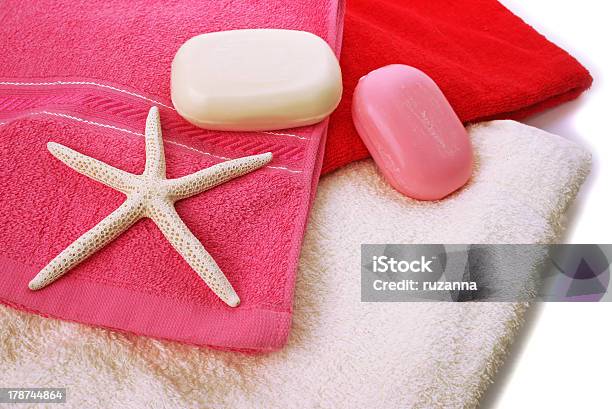 Handtücher Und Seife Stockfoto und mehr Bilder von Ausgedörrt - Ausgedörrt, Badezimmer, Bathroom