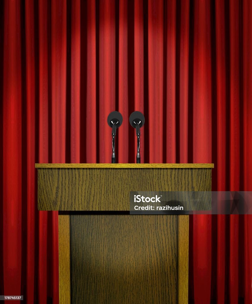 Podio y micrófonos con cortinas rojas - Foto de stock de Atril - Objeto fabricado libre de derechos
