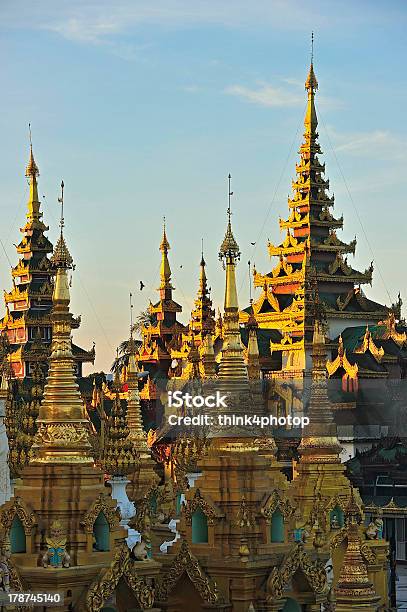 Schwedagon Paya Yangon A Birmânia - Fotografias de stock e mais imagens de Budismo - Budismo, Dourado - Cores, Enfeitado