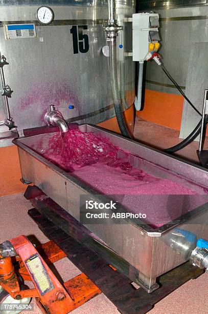 現代的なワイン発酵プロセス - アルコール飲料のストックフォトや画像を多数ご用意 - アルコール飲料, ステンレス, スペイン