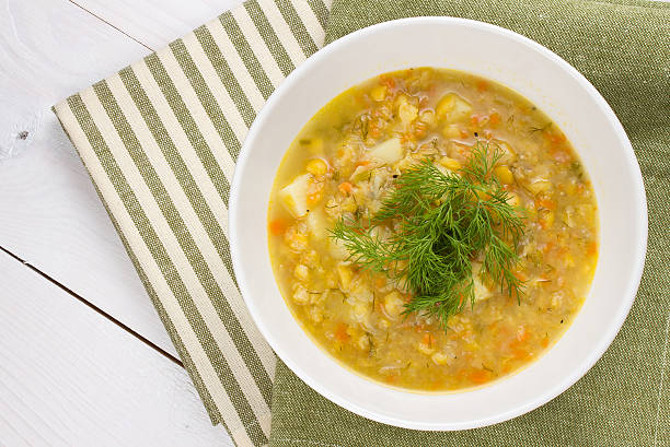 ваза густой, свежие гороховый суп - vegan pea soup стоковые фото и изображения