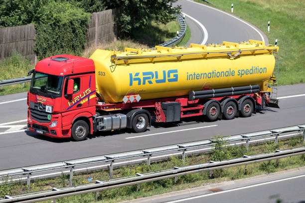 грузовик krug mercedes-benz actros с прицепом-силосом - krug стоковые фото и изображения