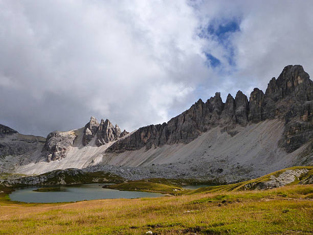 mountainlake nelle dolomiti - bergwiese foto e immagini stock