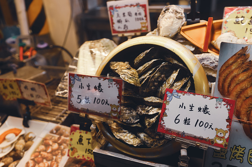 Oysters on sale at the Tsukiji Market, the largest fish market in Tokyo. The area contains retail markets, restaurants, and associated restaurant supply stores., Chuo City, Tokyo, Japan.