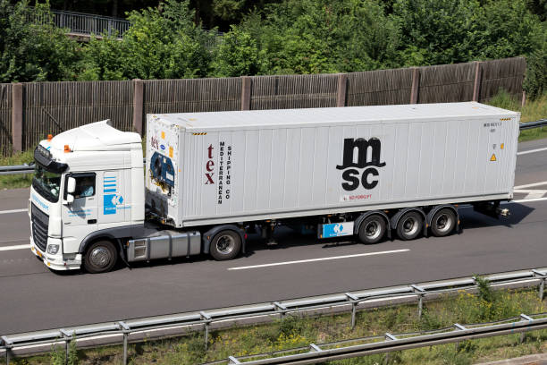 грузовой автомобиль kleijn transport daf xf с контейнером msc - xf стоковые фото и изображения