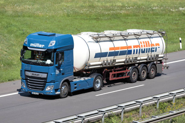 грузовик müller daf xf с прицепом-цистерной - xf стоковые фото и изображения