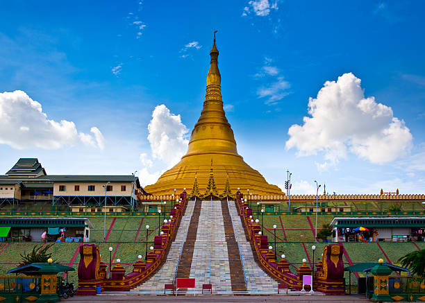 uppatasanti にあるパゴダネピドーの首都、ミャンマー(ビルマ)。 - gold pagoda temple myanmar ストックフォトと画像
