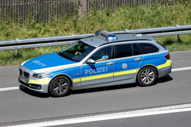 landespolizeiauto nordrhein-westfalen mit aktiver blauer einsatzfahrzeugbeleuchtung - north rhine westfalia flash stock-fotos und bilder