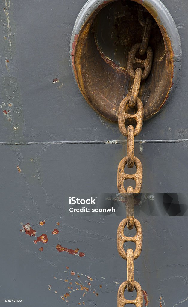 Gran rusty cadena de ancla de vínculos en un recipiente - Foto de stock de Acero libre de derechos