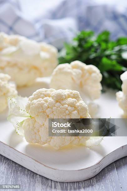 Coliflor Fresca Foto de stock y más banco de imágenes de Agricultura - Agricultura, Alimento, Cocinar