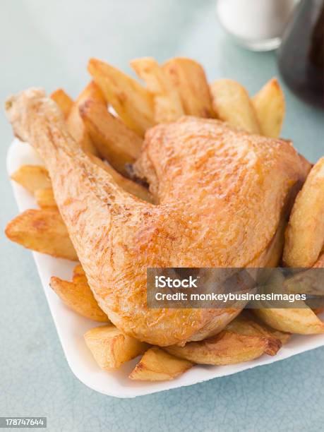 Parte De Pollo Y Chips En Una Bandeja De Poliestireno Foto de stock y más banco de imágenes de Tienda de Fish and Chips