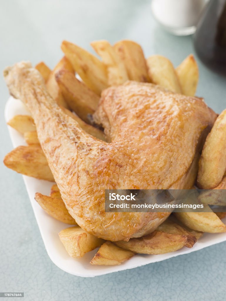 Porzione di pollo e patatine fritte su un vassoio in polistirolo - Foto stock royalty-free di Fish and chips - Ristorante