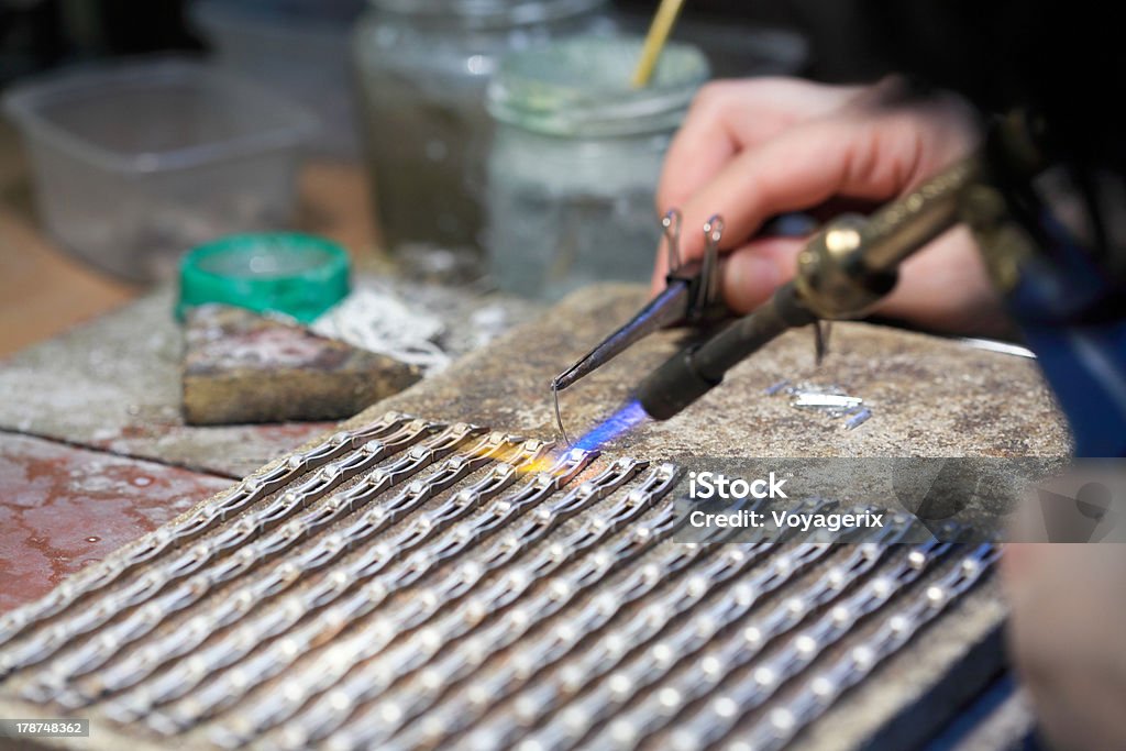 Hände von Juwelier Arbeit silver Weichlöten - Lizenzfrei Arbeiten Stock-Foto