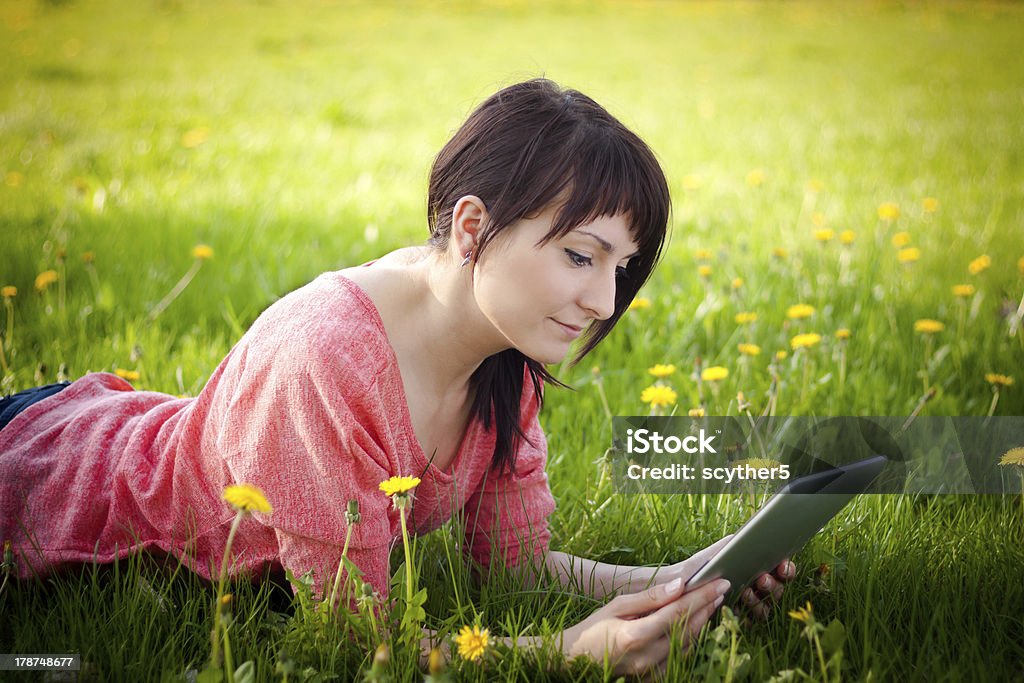 Mulher usando tablet ao ar livre - Royalty-free Adolescente Foto de stock