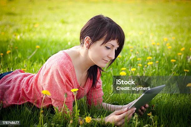 Mulher Usando Tablet Ao Ar Livre - Fotografias de stock e mais imagens de Adolescente - Adolescente, Adulto, Agenda Eletrónica