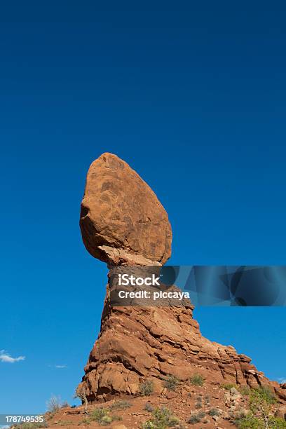 Foto de Balanced Rock Em Moab e mais fotos de stock de Arenito - Arenito, Arenito Navajo, Azul