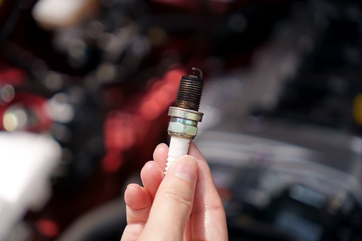 [Automotive maintenance] Deteriorated and blackened car spark plugs.
