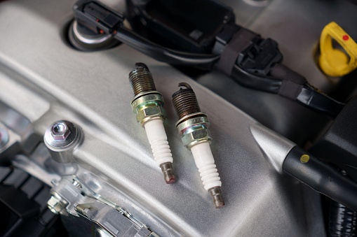 [Automotive maintenance] Spark plugs lined up on the engine head after replacement.