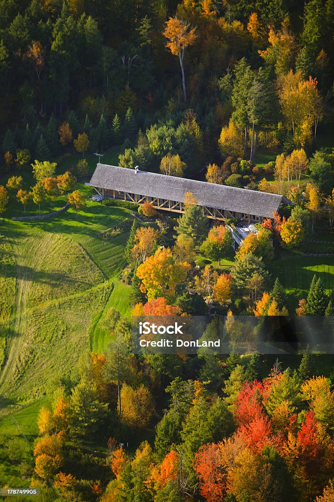 Widok z lotu ptaka na Jesienne liście i Kryty most - Zbiór zdjęć royalty-free (Stowe - Stan Vermont)