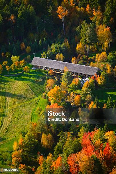 Widok Z Lotu Ptaka Na Jesienne Liście I Kryty Most - zdjęcia stockowe i więcej obrazów Stowe - Stan Vermont - Stowe - Stan Vermont, Ameryka Północna, Bez ludzi