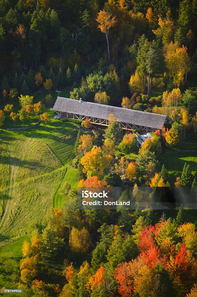 Vista aérea de folhagem de outono e uma Ponte Coberta - Royalty-free Stowe - Vermont Foto de stock