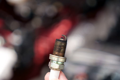 [Automotive maintenance] The tip of the spark plug after replacement with carbon attached.