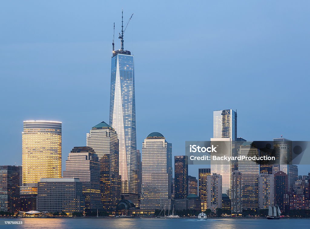 Horizonte de Lower Manhattan por la noche - Foto de stock de Aire libre libre de derechos