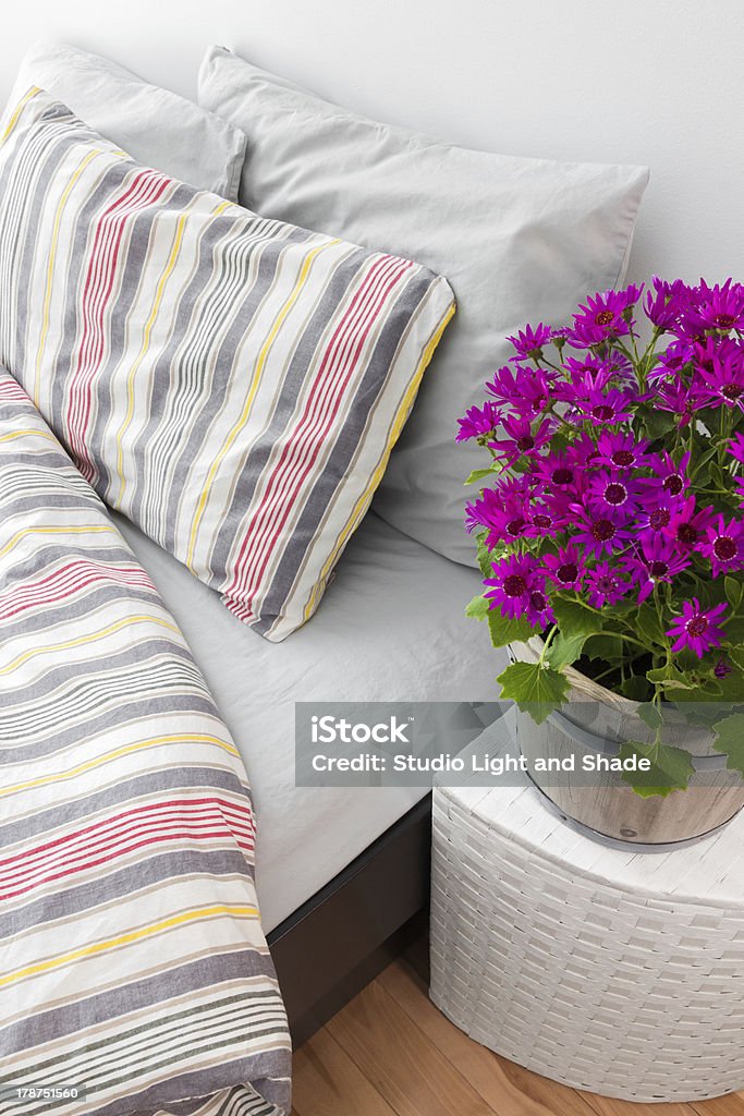 Helles Lila Blumen Dekoration einem Schlafzimmer - Lizenzfrei Baumwolle Stock-Foto