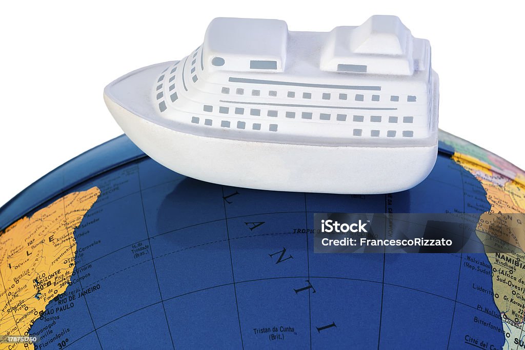 Model Schiff auf einer Weltkarte. Weißer Hintergrund - Lizenzfrei Abenteuer Stock-Foto