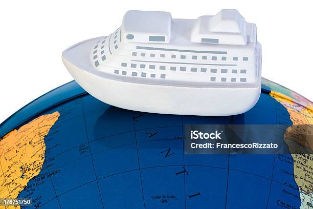 Model Schiff Auf Einer Weltkarte Weißer Hintergrund Stockfoto und mehr Bilder von Abenteuer