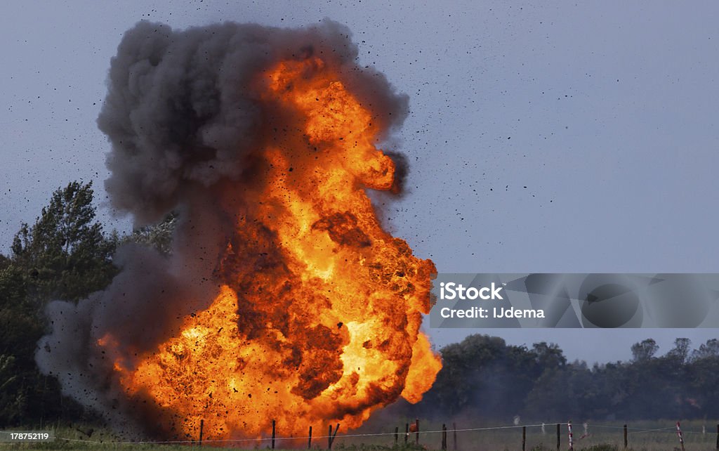 Explosion mit flying Schmutz - Lizenzfrei Aktivitäten und Sport Stock-Foto