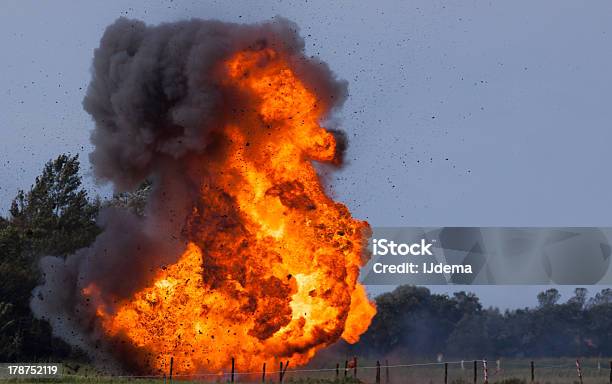 Explosión Con Restos De Conexión Foto de stock y más banco de imágenes de Actividad - Actividad, Bomba, Color negro