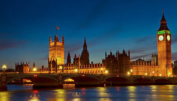 illumination du parlement au crépuscule - big ben london england hdr houses of parliament london photos et images de collection