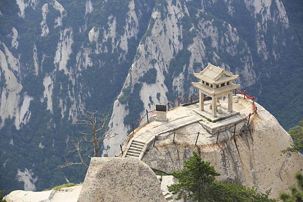 monte huashan ajedrez pavilion - huangshan mountains fotografías e imágenes de stock