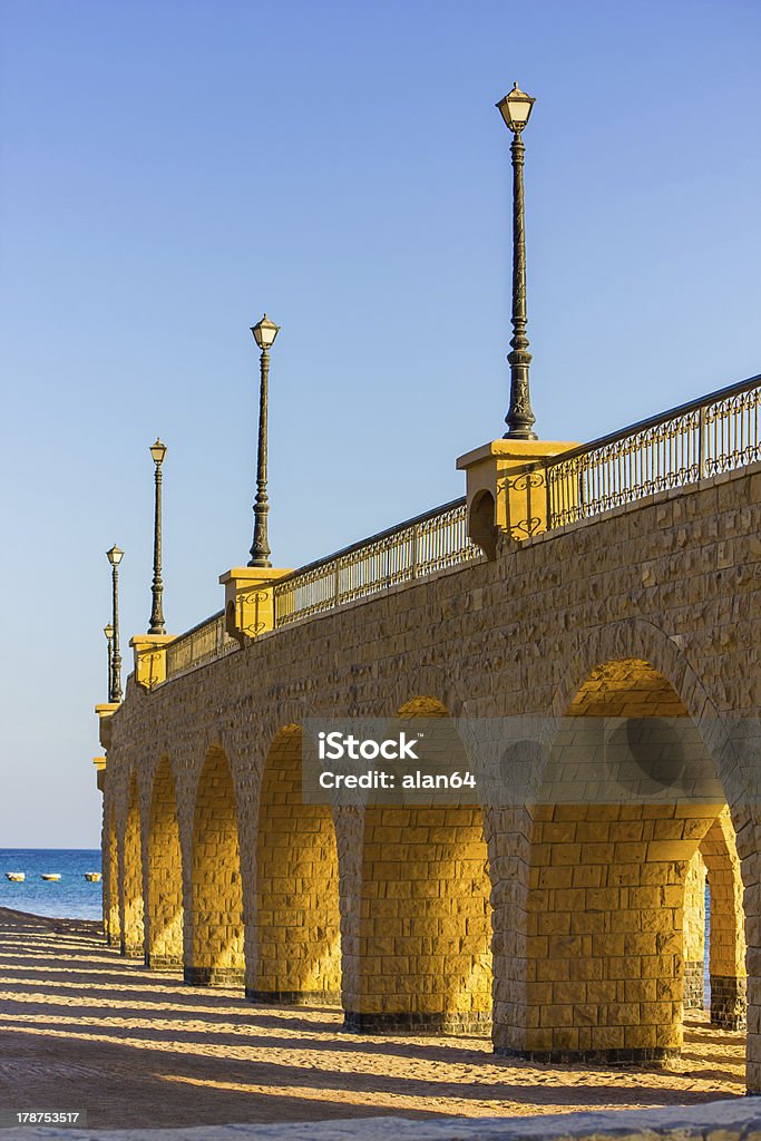 Los conductos stone colonnade con linternas - Foto de stock de Abadía libre de derechos