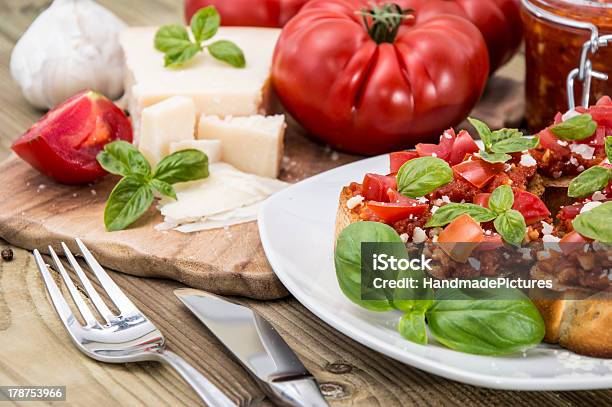 Bruschetta Con Ingredienti - Fotografie stock e altre immagini di Aglio - Alliacee - Aglio - Alliacee, Alimentazione sana, Antipasto