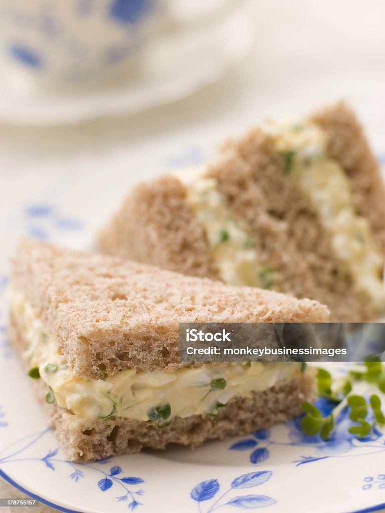 Uova e crescione Panino di pane marrone con il tè pomeridiano - Foto stock royalty-free di Panino ripieno