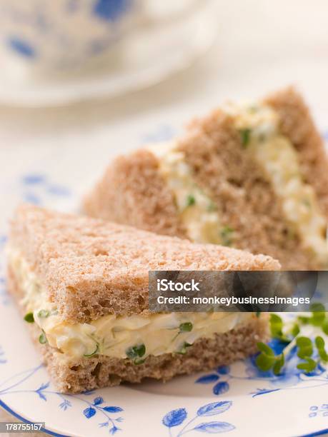 Uova E Crescione Panino Di Pane Marrone Con Il Tè Pomeridiano - Fotografie stock e altre immagini di Panino ripieno