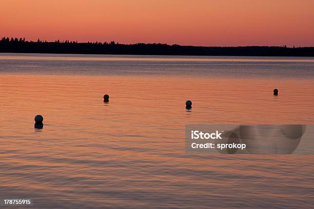 Puesta De Sol Sobre El Lago Foto de stock y más banco de imágenes de Alberta - Alberta, Amanecer, Anochecer