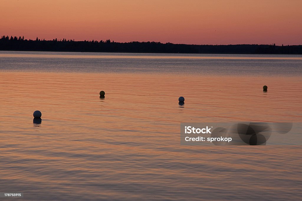Pôr do sol sobre o lago - Foto de stock de Alberta royalty-free