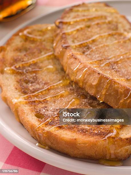 Cinnamon Tostadas Francesas Con Almíbar Foto de stock y más banco de imágenes de Al horno - Al horno, Alimento, Cafetería de carretera