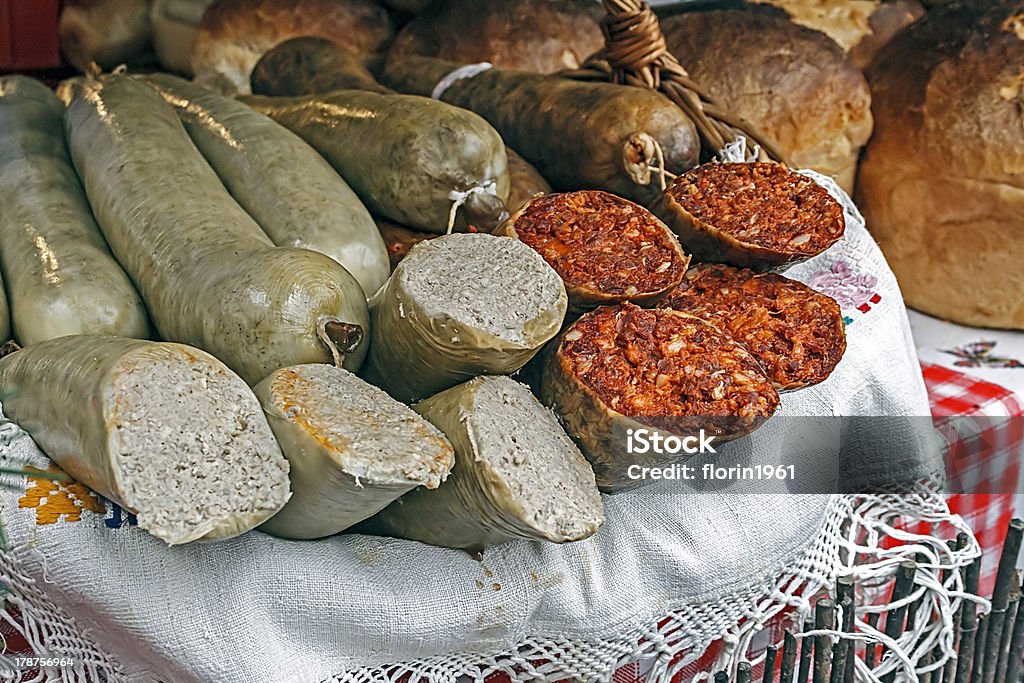 Traditionnelle roumaine rouge et blanc des saucisses - Photo de Aliment libre de droits