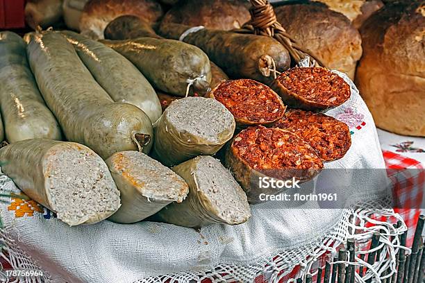 Photo libre de droit de Traditionnelle Roumaine Rouge Et Blanc Des Saucisses banque d'images et plus d'images libres de droit de Aliment