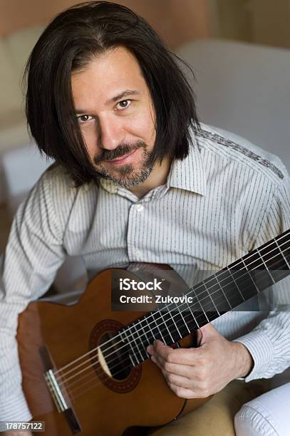 Homem Segurando Uma Guitarra - Fotografias de stock e mais imagens de Adulto - Adulto, Arte, Cultura e Espetáculo, Atuação