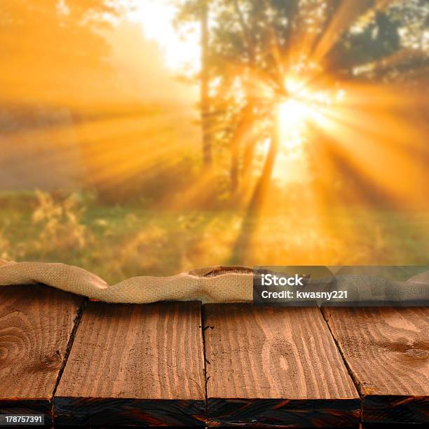 Tabela Vazia - Fotografias de stock e mais imagens de Abstrato - Abstrato, Amanhecer, Amarelo