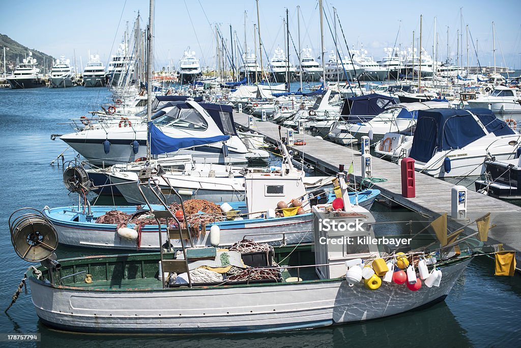 Verschiedene Boote in Ruhe in der marina - Lizenzfrei Blau Stock-Foto